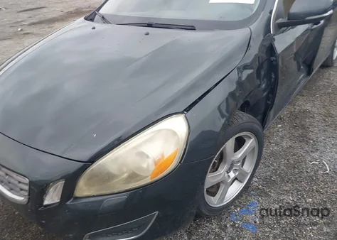 2013 Volvo S60 T5/T5 Platinum/T5 Premier/T5 Premier Plus z USA, uszkodzony, nr VIN YV1612FS8D2180344